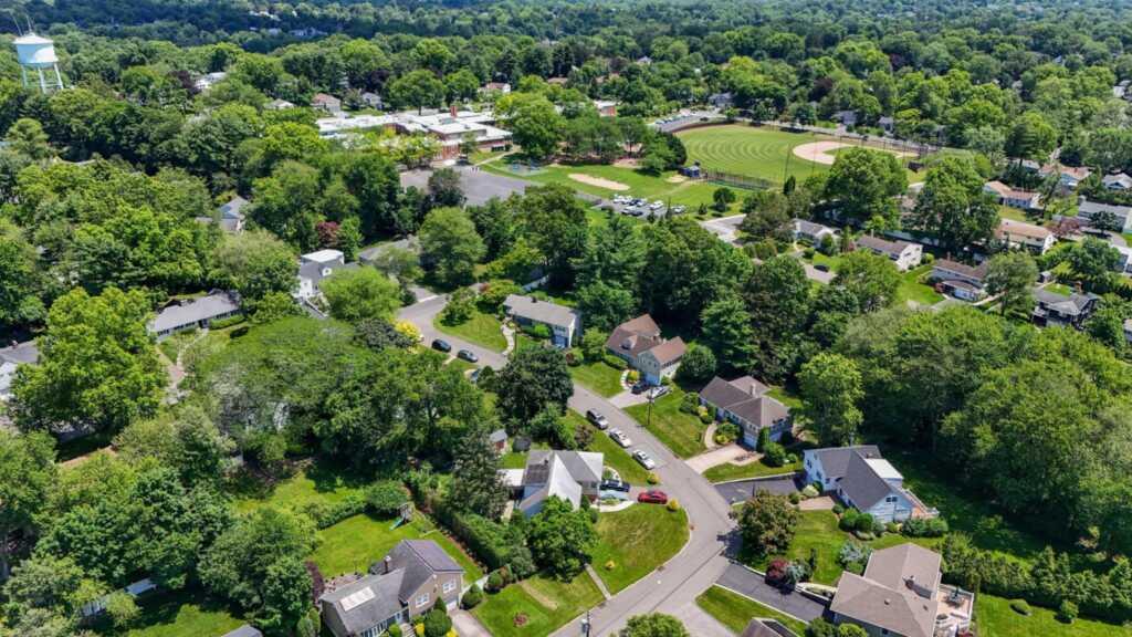 63 Bonnie Meadow Road, New Rochelle, NY 10583 - Photo 3 of 25
