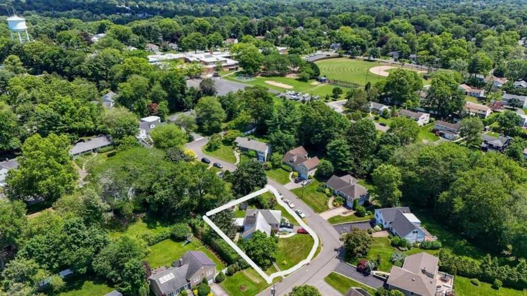 63 Bonnie Meadow Road, New Rochelle, NY 10583 - Photo 4 of 25