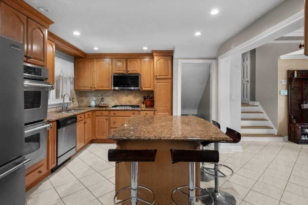 63 Bonnie Meadow Road, New Rochelle, NY 10583 - Photo 8 of 25