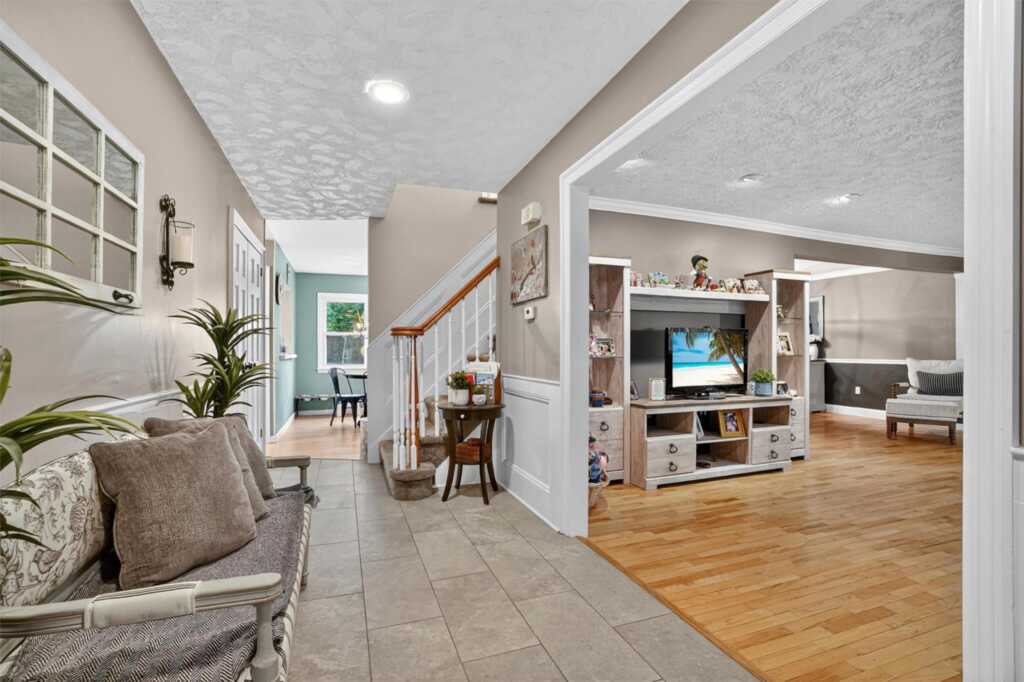 8 Argow Place, Nanuet, NY 10954 - Photo 8 of 38