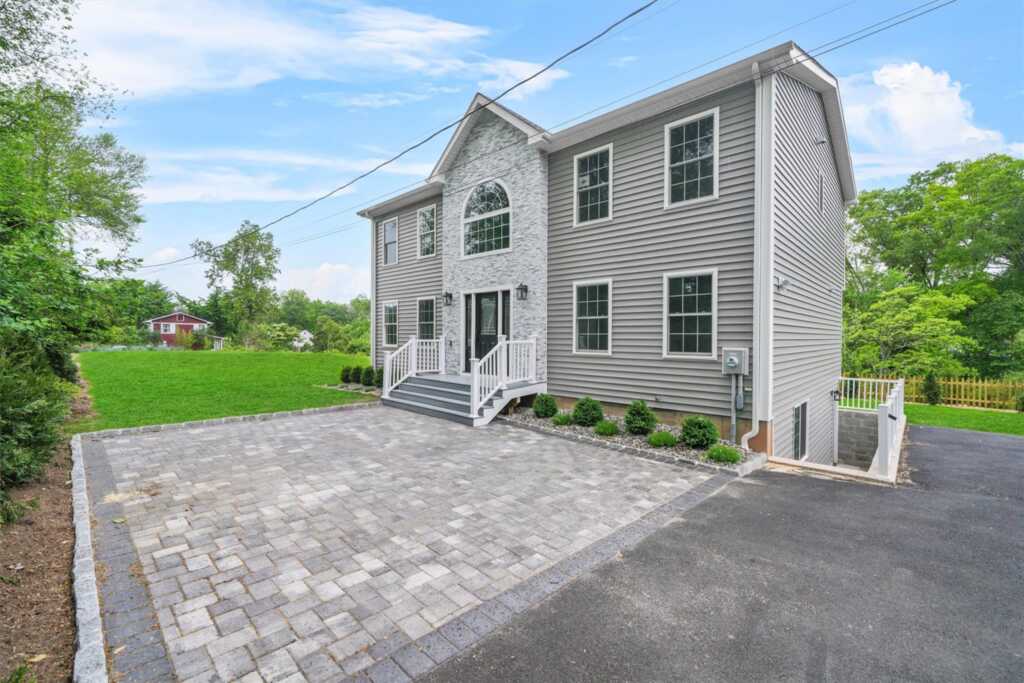 377 Jeffrey Place, Valley Cottage, NY 10989 - Photo 3 of 34