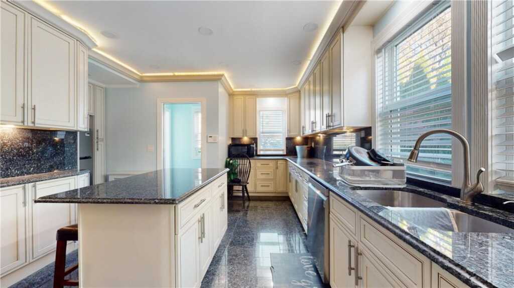 14 Hamilton Avenue, New Rochelle, NY 10801 - Photo 5 of 33