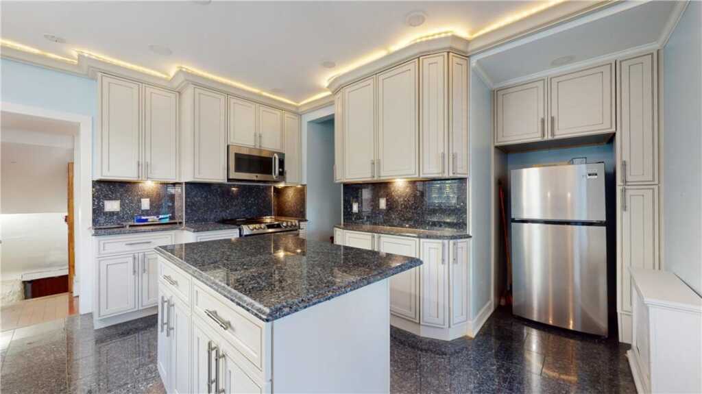 14 Hamilton Avenue, New Rochelle, NY 10801 - Photo 6 of 33