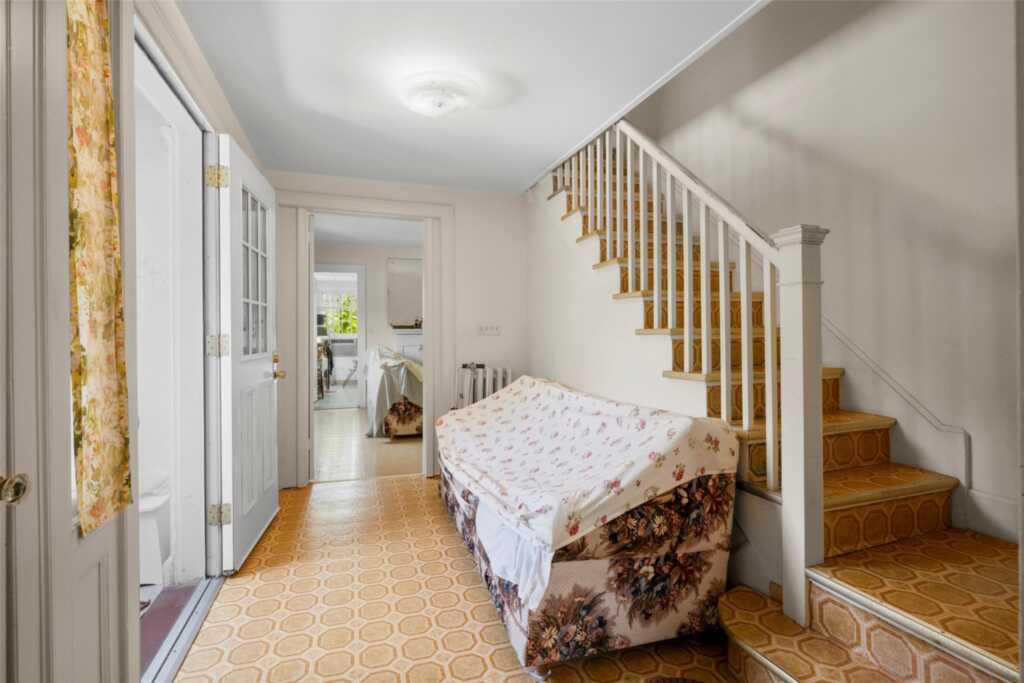 16 Wilson Drive, New Rochelle, NY 10801 - Photo 4 of 19