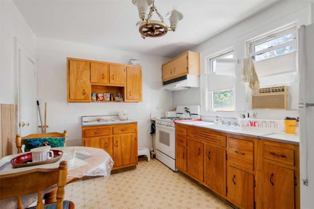 16 Wilson Drive, New Rochelle, NY 10801 - Photo 8 of 19