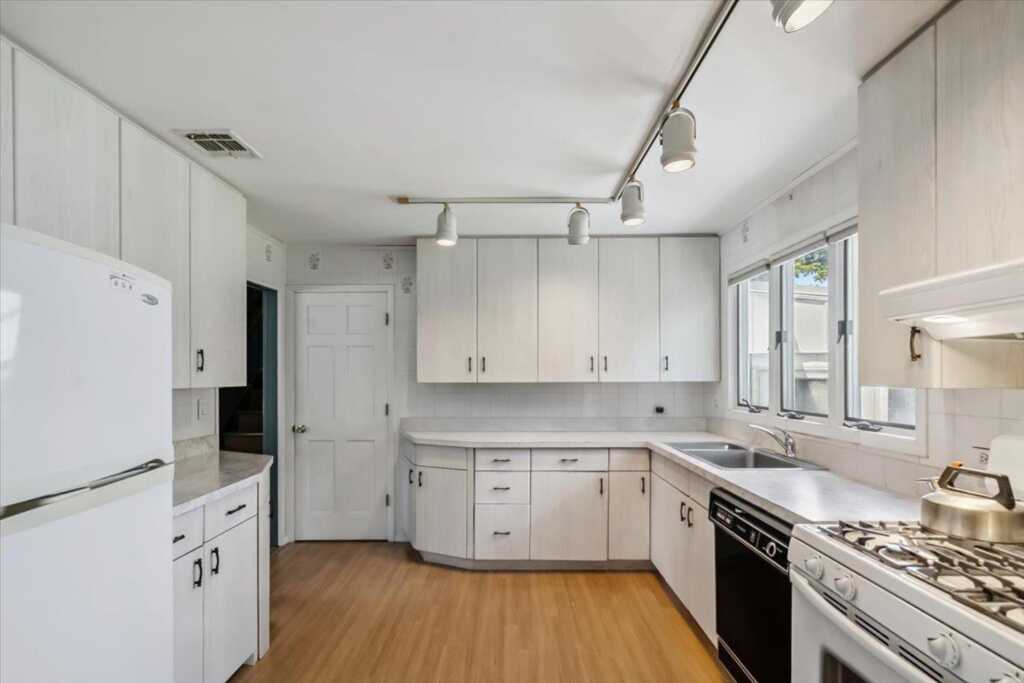 133 Carroll St, Pearl River, NY 10965 - Photo 13 of 24