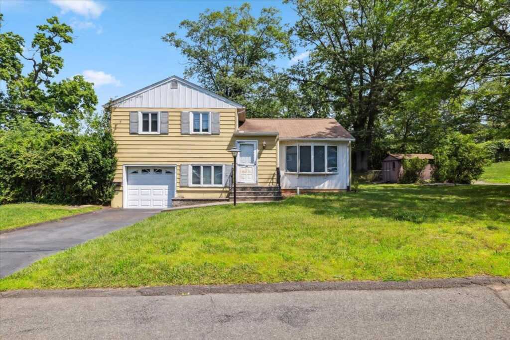 133 Carroll St, Pearl River, NY 10965 - Photo 3 of 24