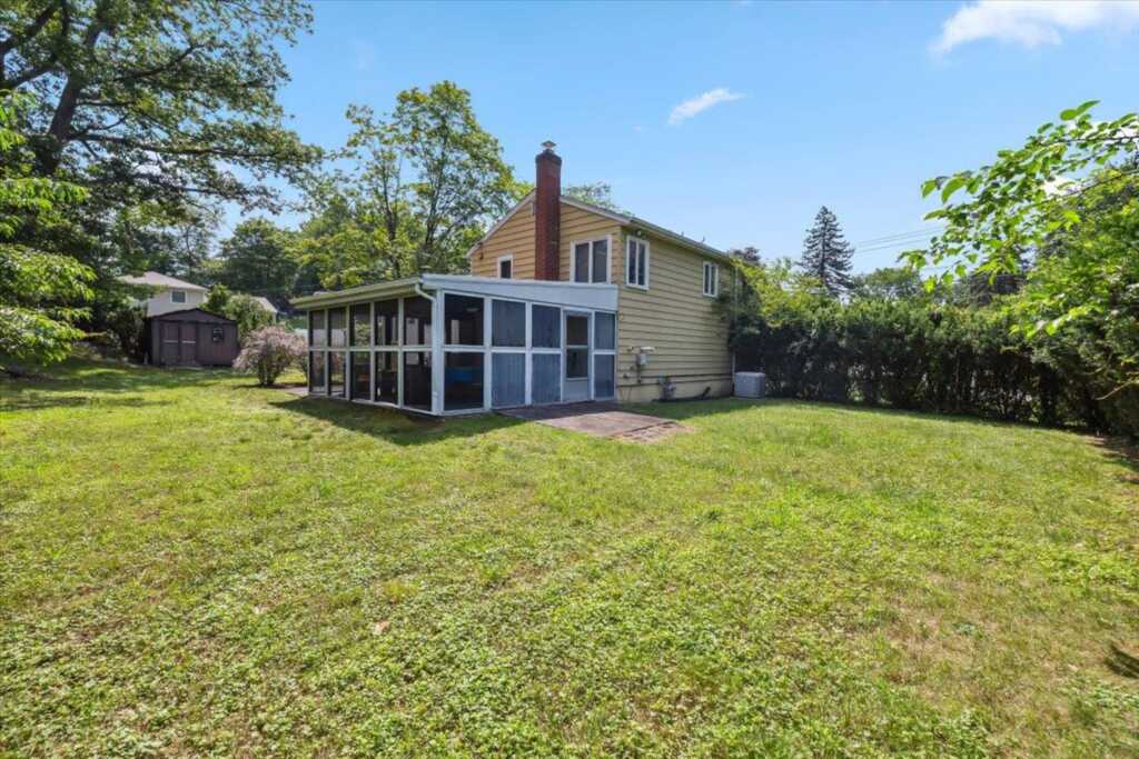 133 Carroll St, Pearl River, NY 10965 - Photo 4 of 24