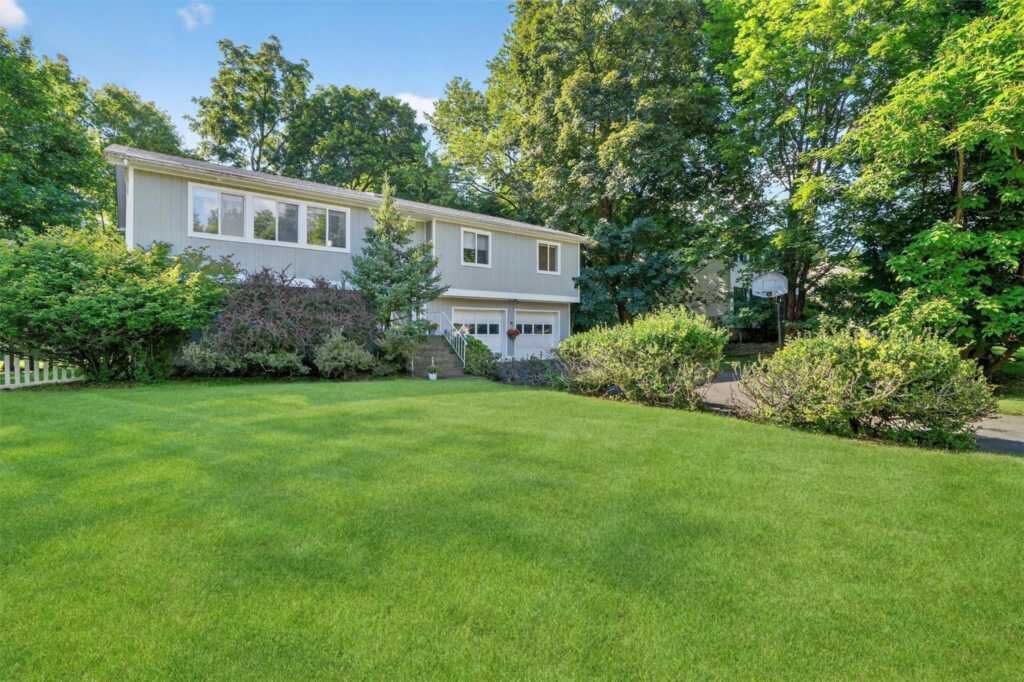 1 Paddock Lane, Suffern, NY 10901
