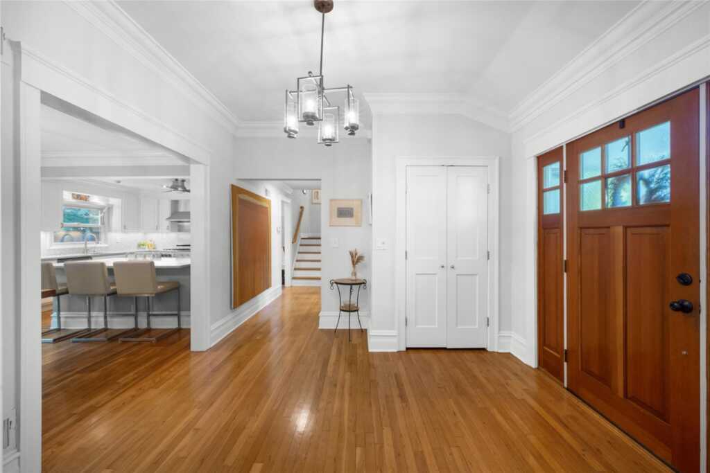 21 Winding Brook Road, New Rochelle, NY 10804 - Photo 3 of 46