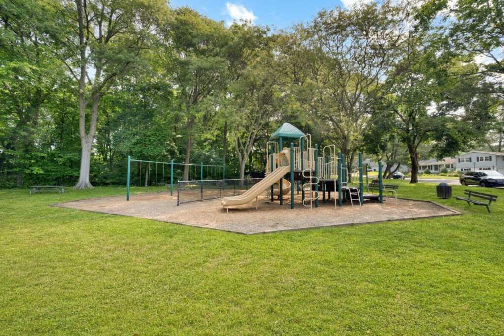 21 Winding Brook Road, New Rochelle, NY 10804 - Photo 36 of 46