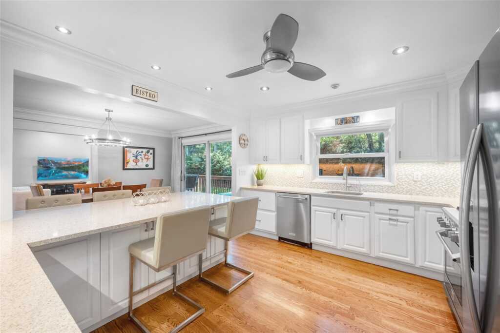 21 Winding Brook Road, New Rochelle, NY 10804 - Photo 5 of 46