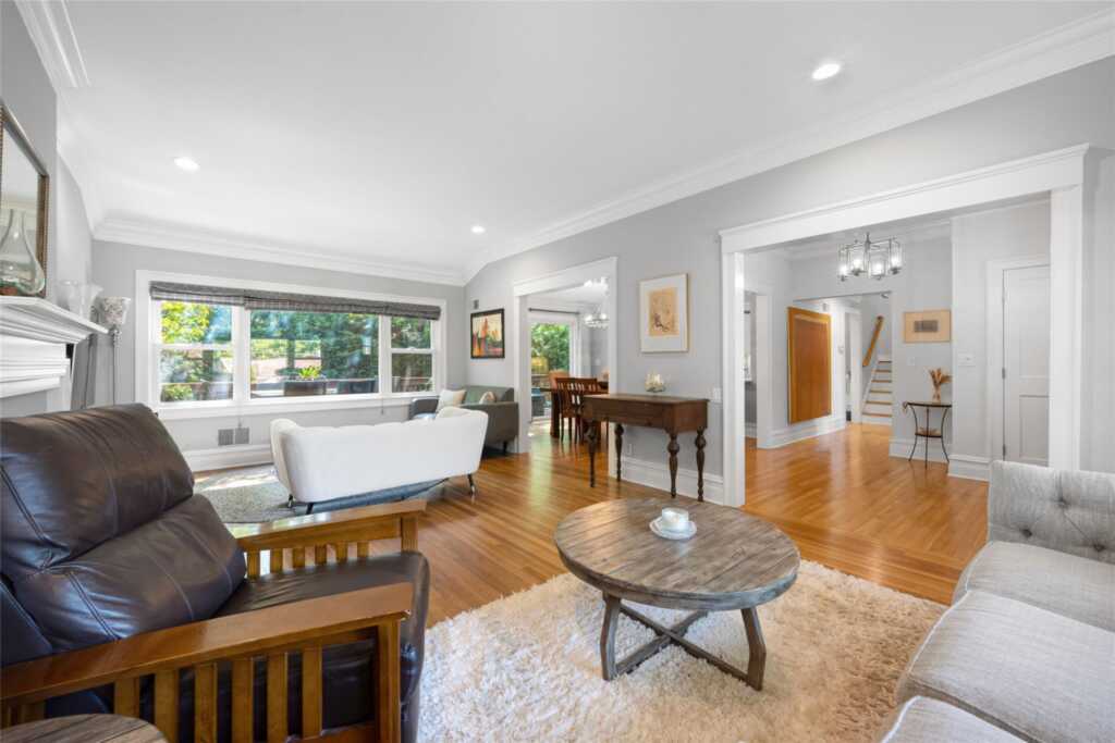 21 Winding Brook Road, New Rochelle, NY 10804 - Photo 9 of 46