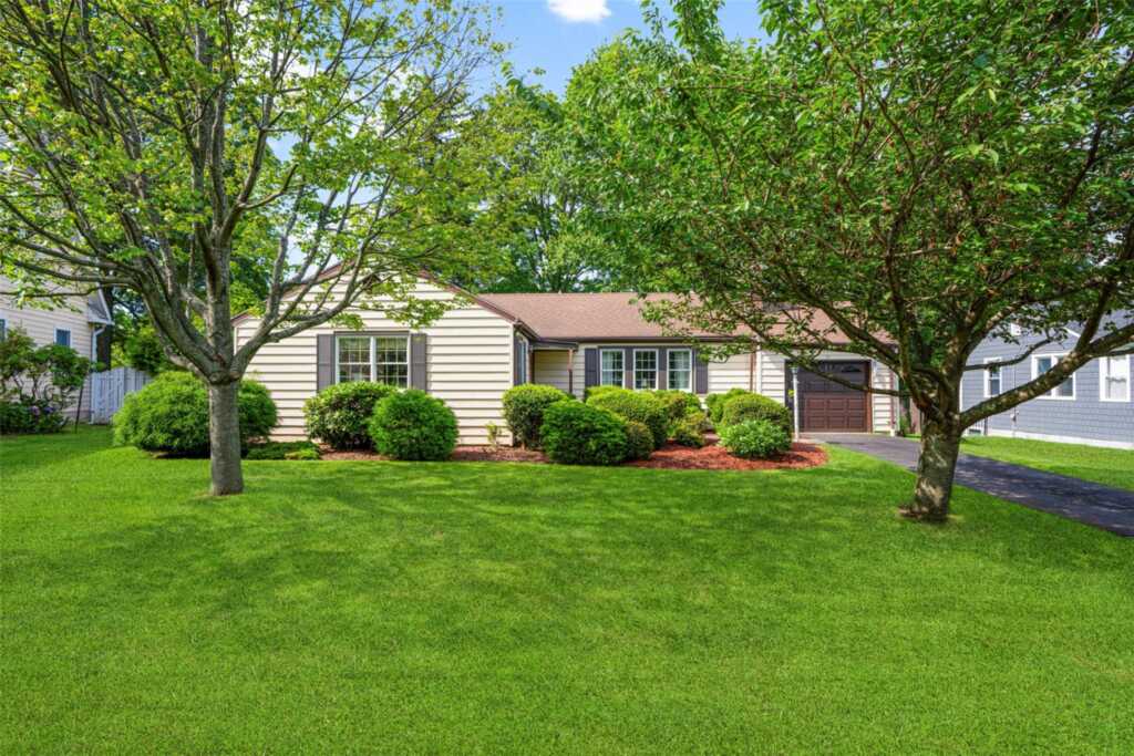 16 Ria Drive, White Plains, NY 10605 - Photo 3 of 31