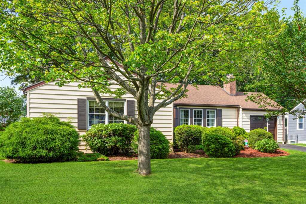 16 Ria Drive, White Plains, NY 10605 - Photo 4 of 31