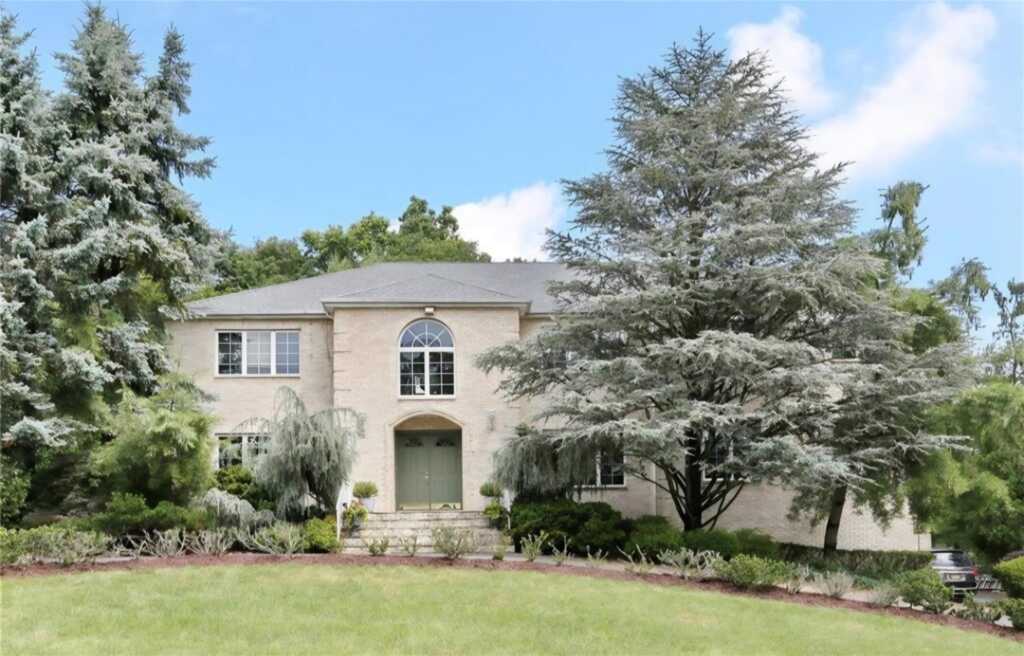 18 Mesa Place, Nanuet, NY 10954