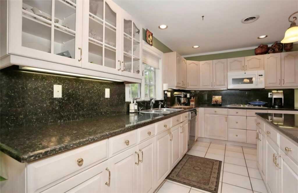 18 Mesa Place, Nanuet, NY 10954 - Photo 10 of 34