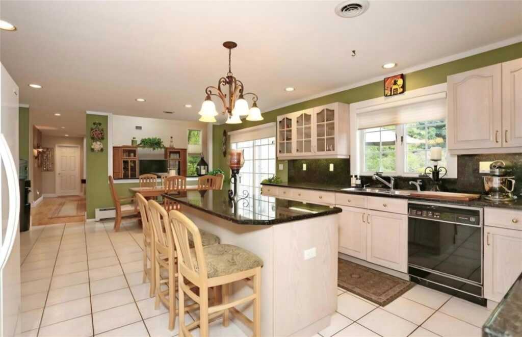 18 Mesa Place, Nanuet, NY 10954 - Photo 11 of 34