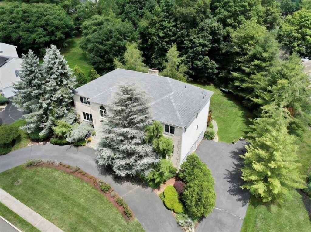 18 Mesa Place, Nanuet, NY 10954 - Photo 2 of 34