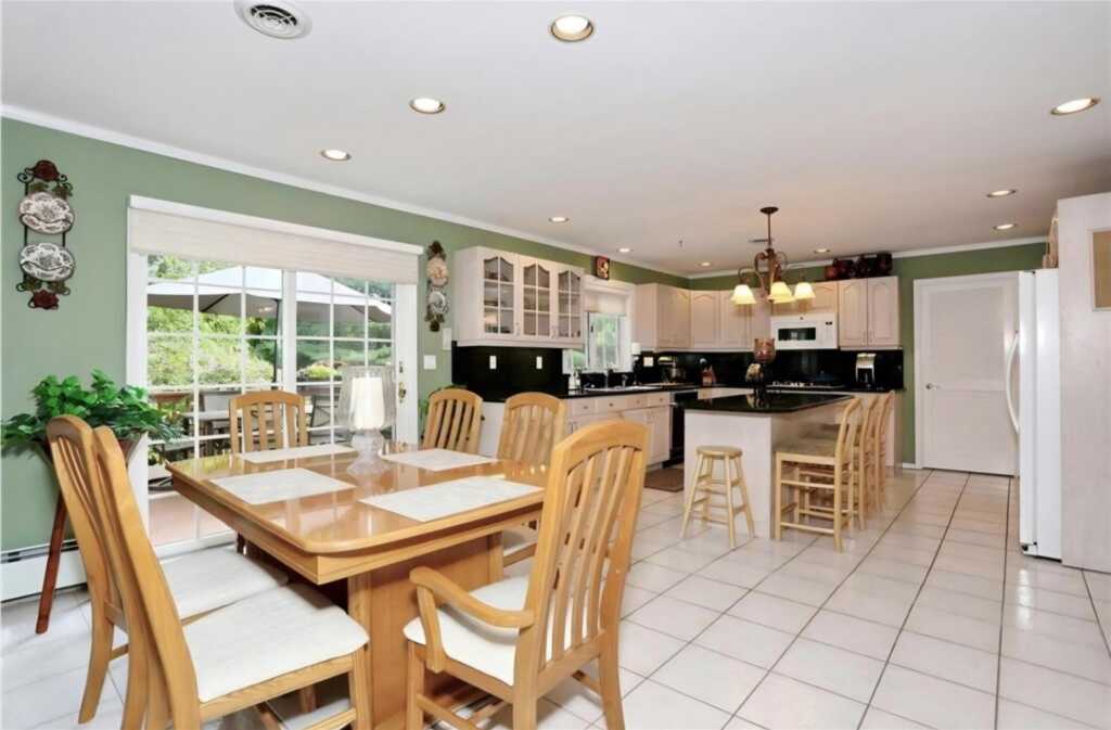 18 Mesa Place, Nanuet, NY 10954 - Photo 9 of 34