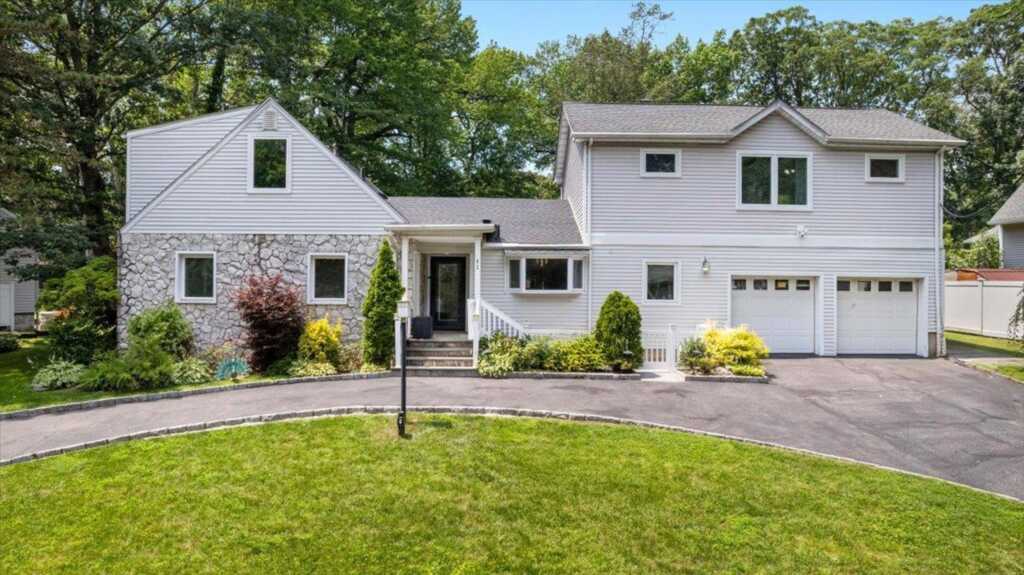 82 Wood Hollow Lane, New Rochelle, NY 10804