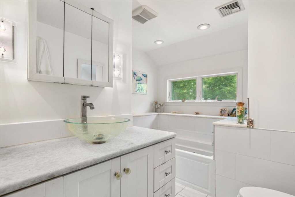 82 Wood Hollow Lane, New Rochelle, NY 10804 - Photo 12 of 32