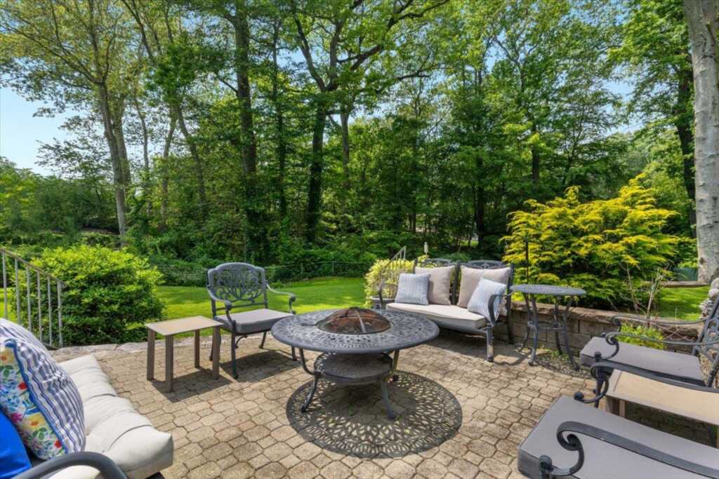 82 Wood Hollow Lane, New Rochelle, NY 10804 - Photo 27 of 32
