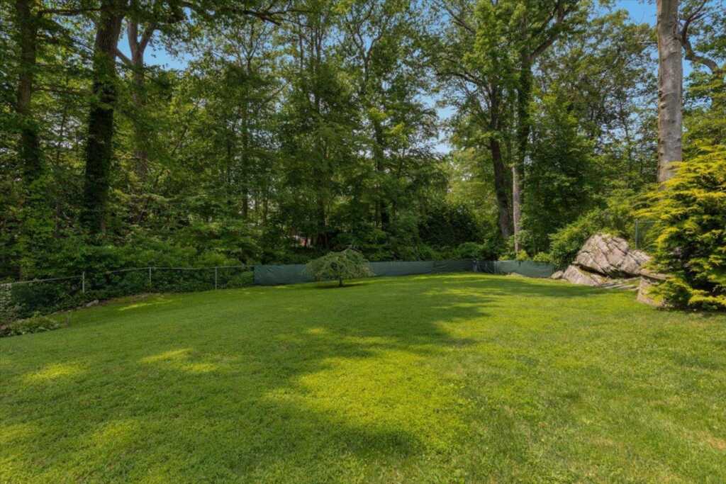 82 Wood Hollow Lane, New Rochelle, NY 10804 - Photo 29 of 32