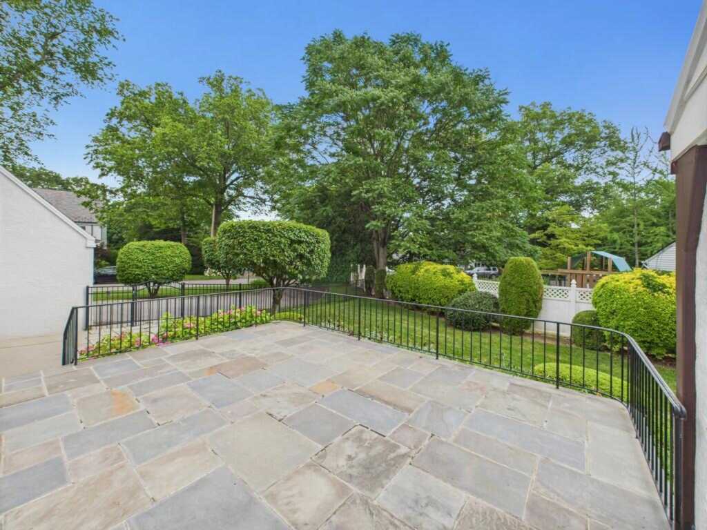 75 Lord Kitchener Road, New Rochelle, NY 10804 - Photo 15 of 47
