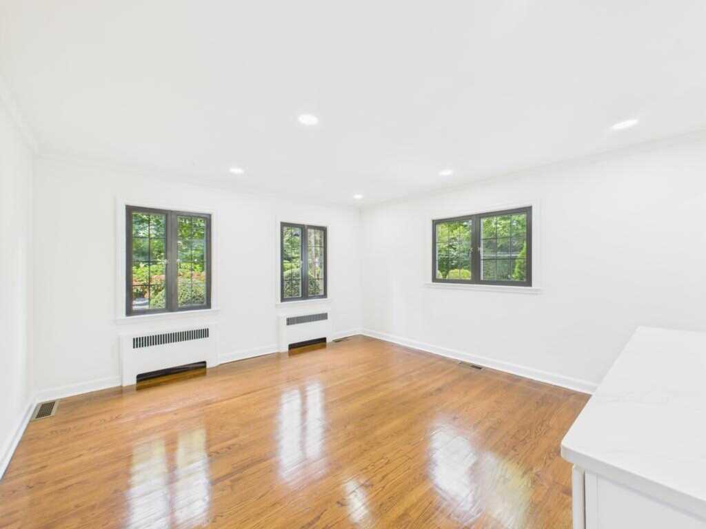 75 Lord Kitchener Road, New Rochelle, NY 10804 - Photo 3 of 47