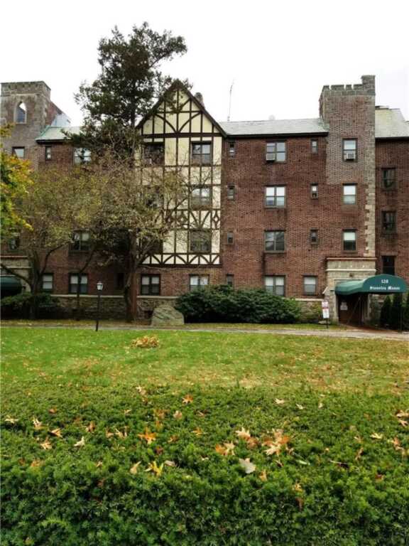 110 Stonelea Place, Unit #2F, New Rochelle, NY 10801