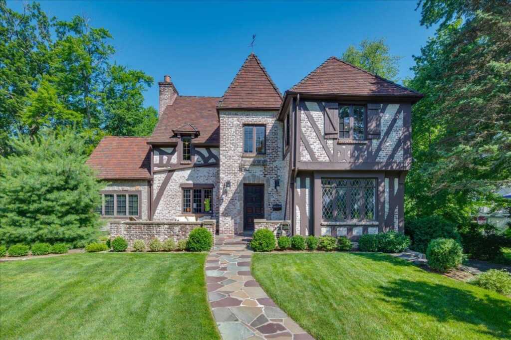 566 Forest Avenue, New Rochelle, NY 10804 - Photo 2 of 37