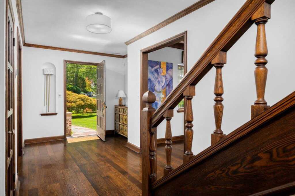566 Forest Avenue, New Rochelle, NY 10804 - Photo 3 of 37
