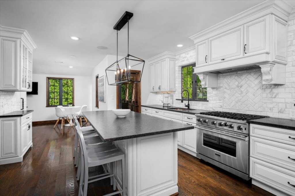 566 Forest Avenue, New Rochelle, NY 10804 - Photo 8 of 37