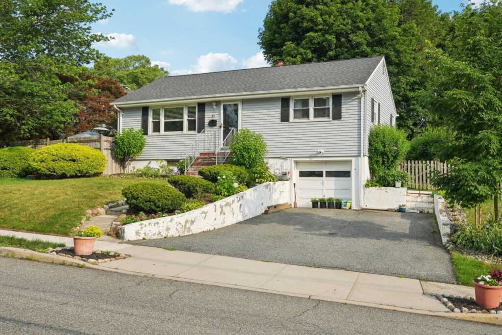 17 Maplewood Boulevard, Suffern, NY 10901 - Photo 2 of 47