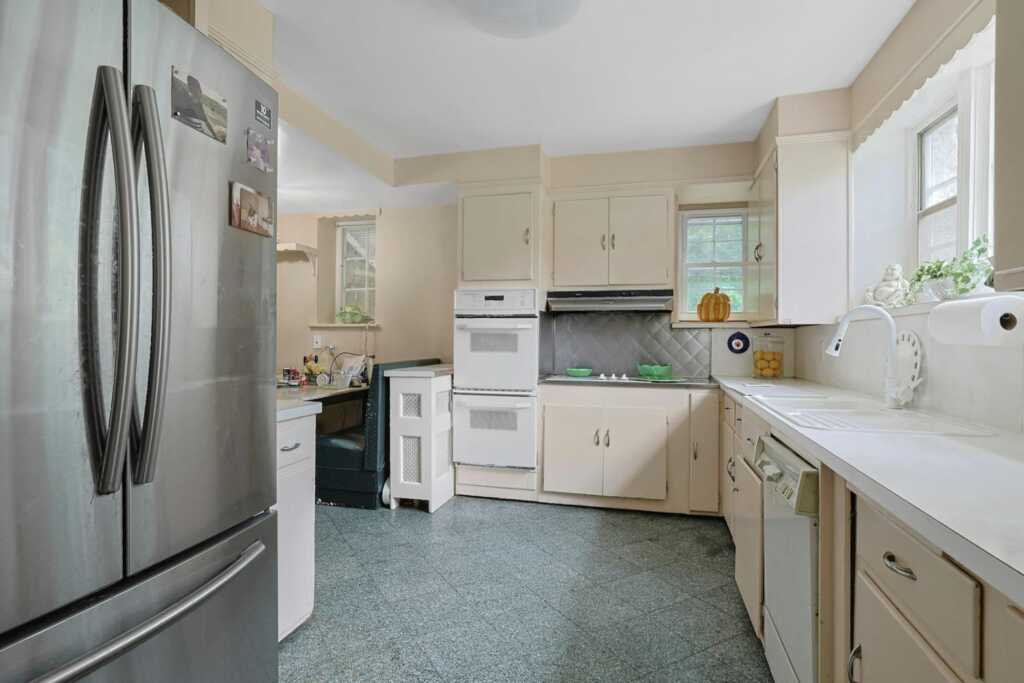 50 Forest Circle, New Rochelle, NY 10804 - Photo 10 of 17