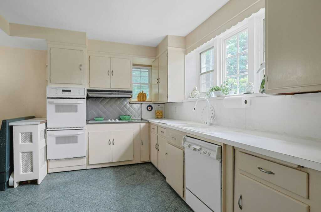 50 Forest Circle, New Rochelle, NY 10804 - Photo 9 of 17
