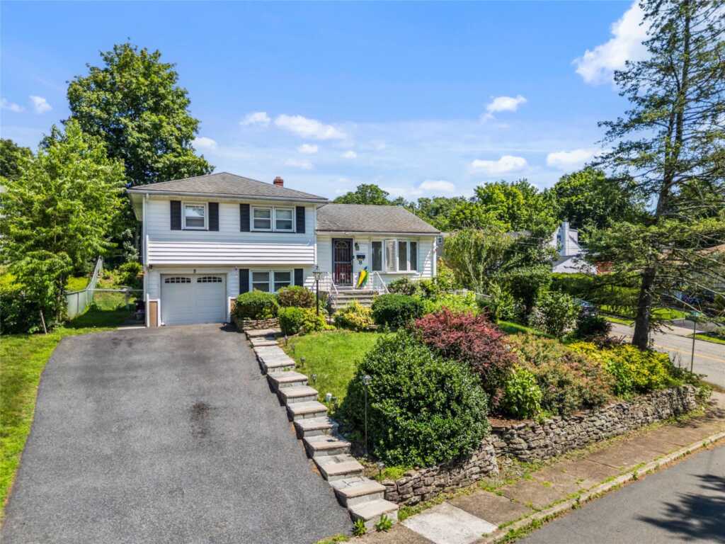 8 Valley View Terrace, Suffern, NY 10901 - Photo 2 of 33