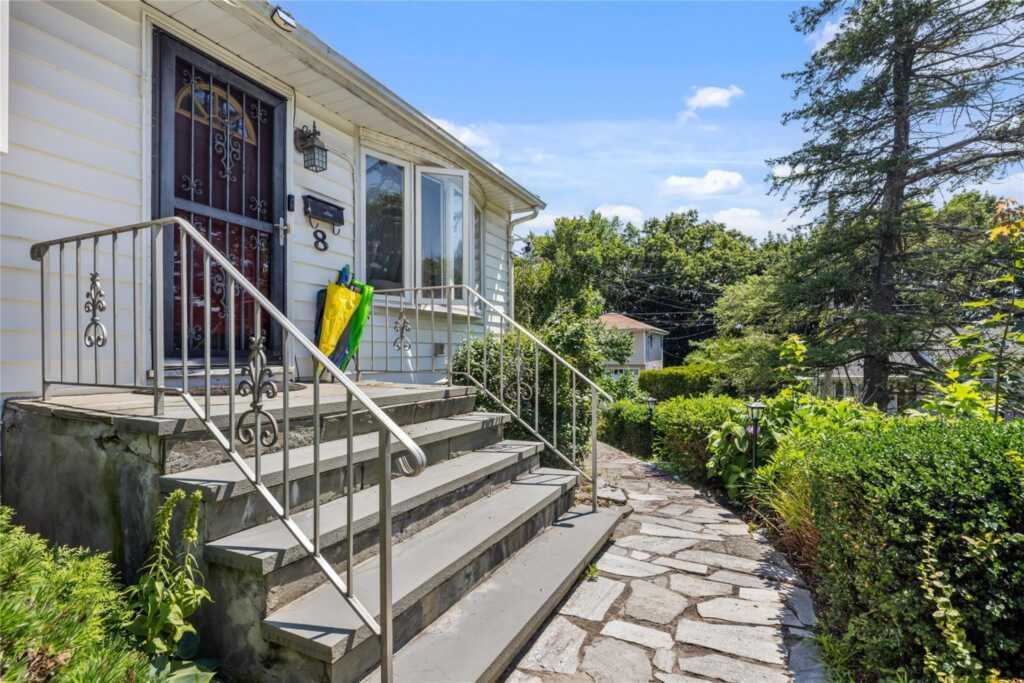 8 Valley View Terrace, Suffern, NY 10901 - Photo 5 of 33