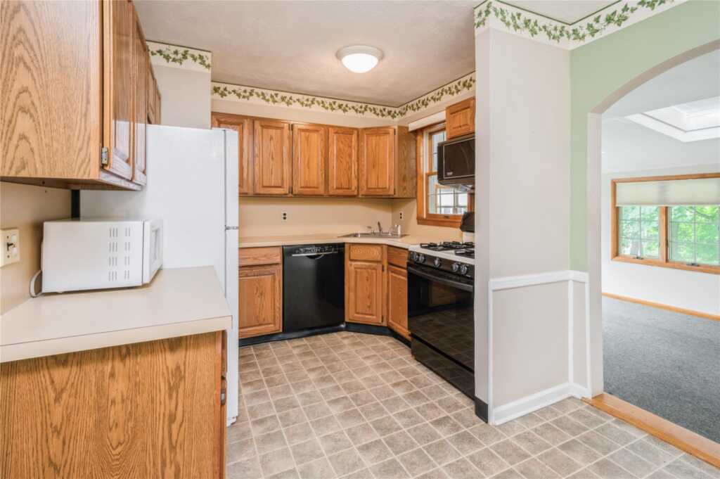 5 Hillaire Place, Nanuet, NY 10954 - Photo 4 of 30