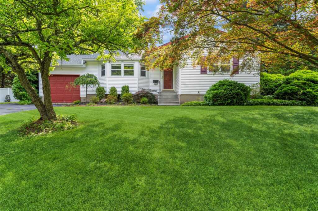 4 Roland Court, Nanuet, NY 10954