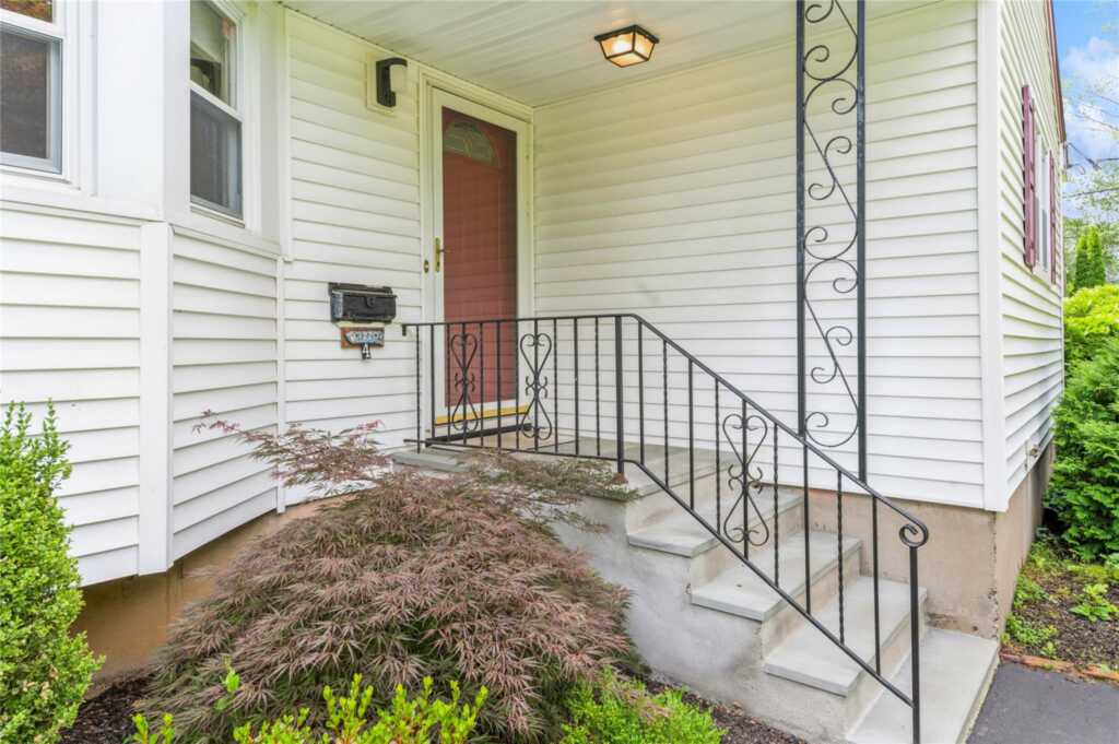 4 Roland Court, Nanuet, NY 10954 - Photo 2 of 28