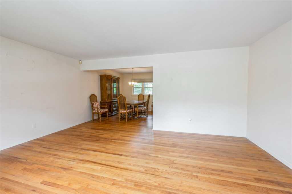 4 Roland Court, Nanuet, NY 10954 - Photo 3 of 28
