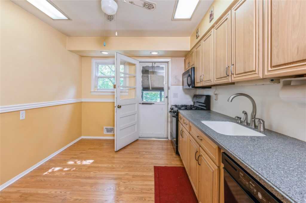 4 Roland Court, Nanuet, NY 10954 - Photo 7 of 28