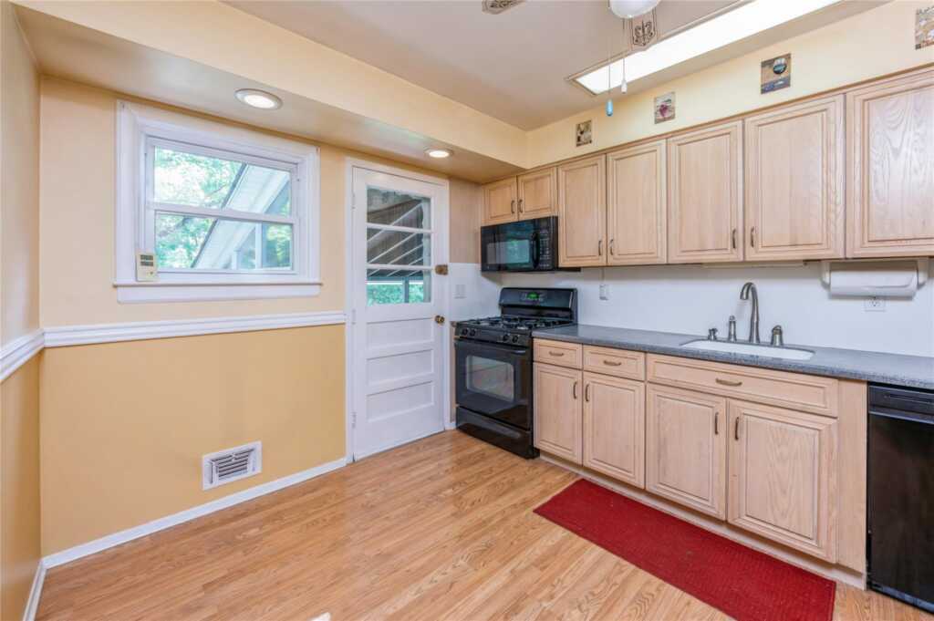 4 Roland Court, Nanuet, NY 10954 - Photo 8 of 28