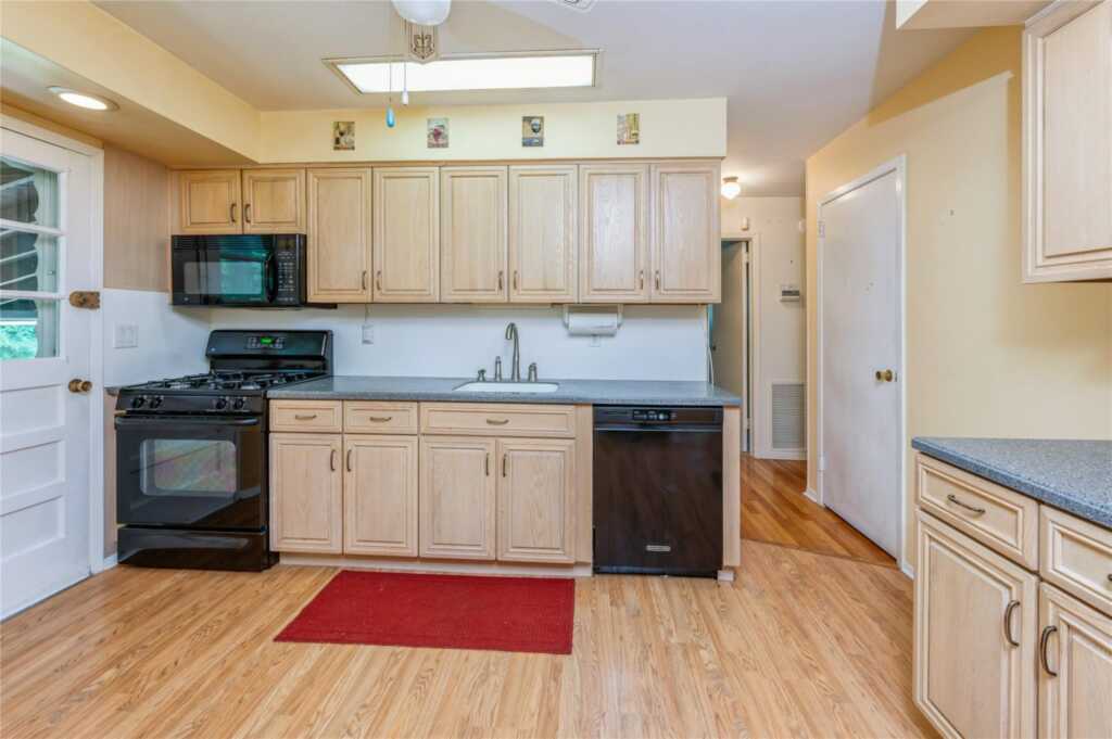 4 Roland Court, Nanuet, NY 10954 - Photo 9 of 28