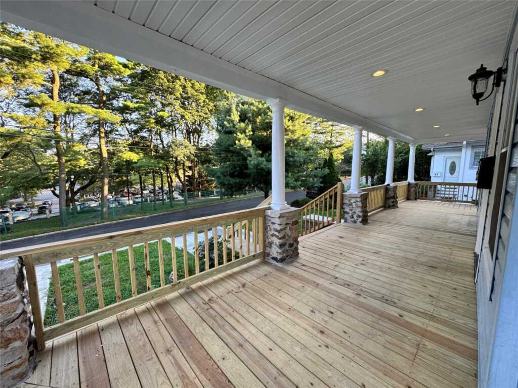 18 Edgewood Street, White Plains, NY 10605 - Photo 4 of 46