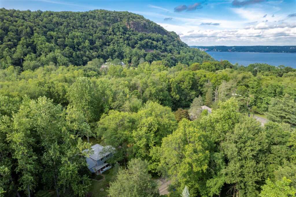 204 Radcliff Drive, Nyack, NY 10960 - Photo 4 of 44