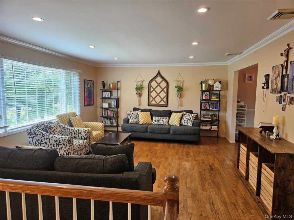 8 Spur Drive, Nanuet, NY 10954 - Photo 2 of 30