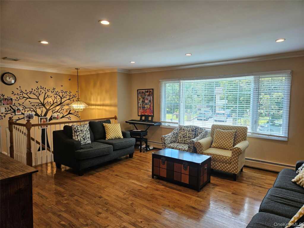 8 Spur Drive, Nanuet, NY 10954 - Photo 3 of 30